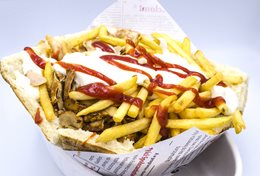 Kebab w bułce z frytkami 