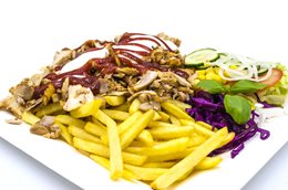 Zestaw kebab z frytkami i surówką