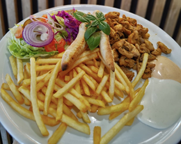 Shoarma z frytkami i surówką